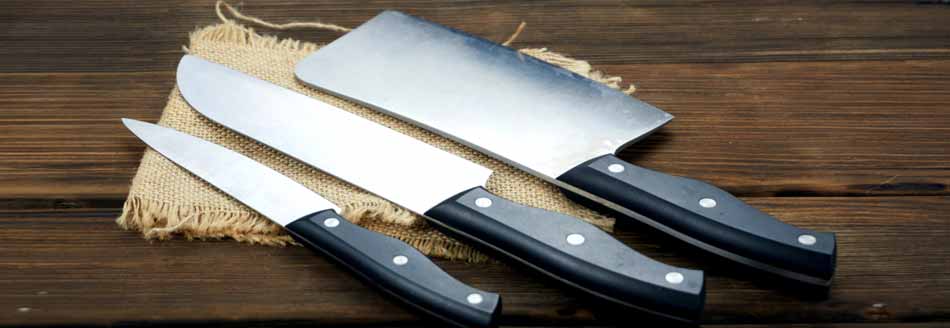 Messer schärfen ohne Messerschärfer: Zwei Messer und ein Beil auf Holz