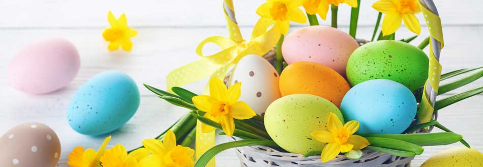 Wann ist Ostern im Jahr? Bunte Eier liegen im Körbchen
